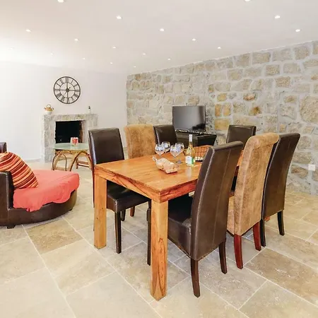 Three-bedroom Holiday In Semesterbostad Casalabriva